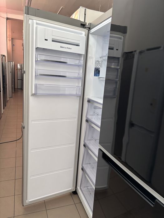 Морозильна камера Samsung RZ32M71257F.