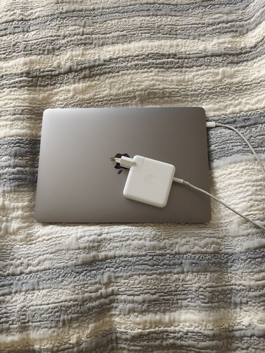 MacBook Pro 13 2018458406516638371844