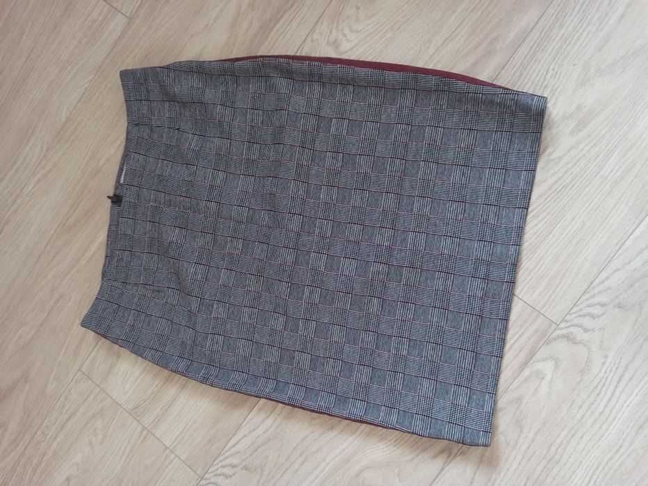 Sportowa elegancka spódnica z lampasem 38