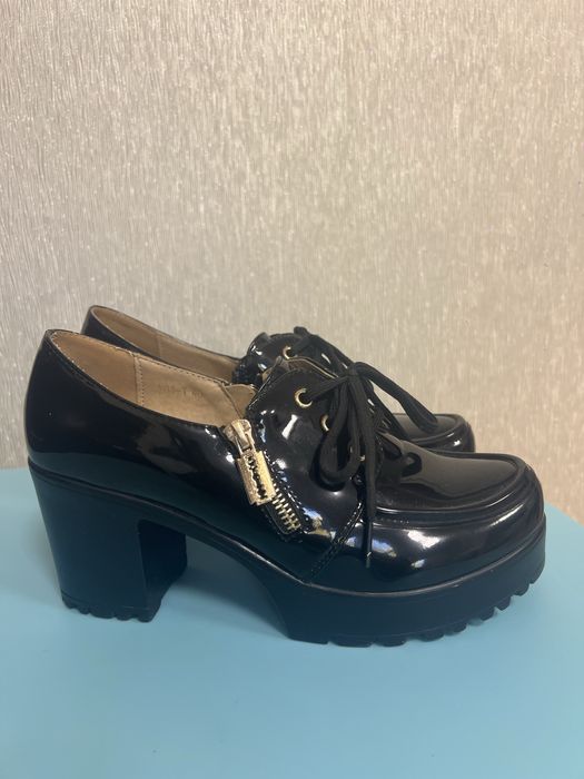 Жіночі лакові туфлі чорного кольору