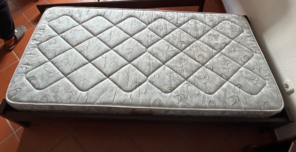 Cama de solteiro + colchão – 100€