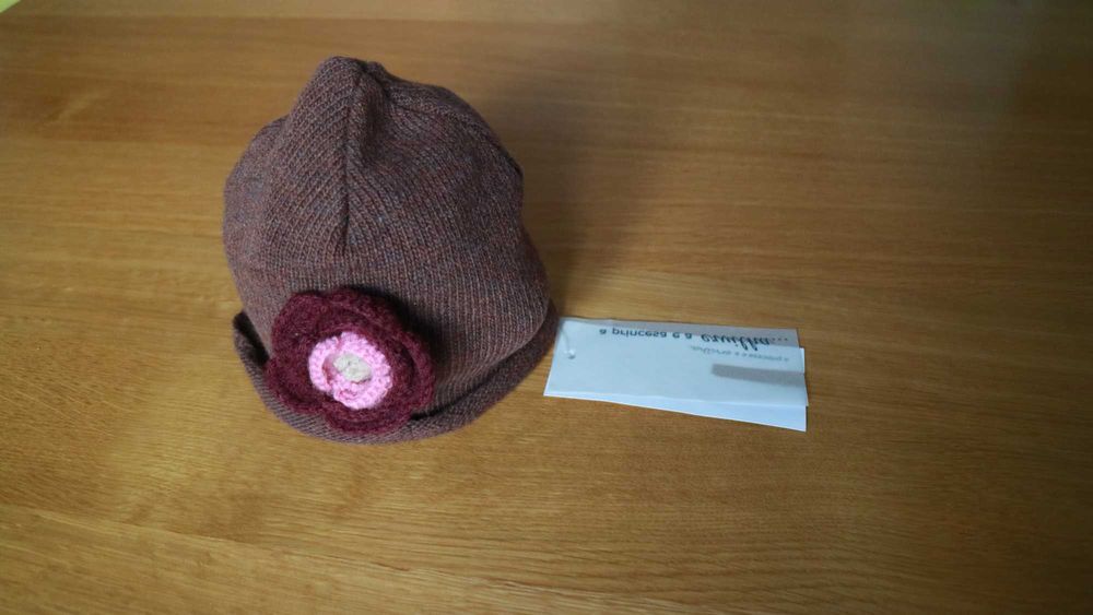 Gorro quentinho em lã com flores aplicadas