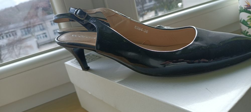 Buty na obcasie czółenka Wojas 38