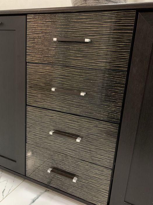 Комод вмісткий із 4 шухлядами і полками