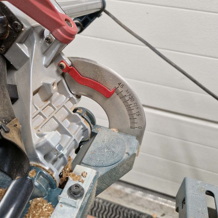 Ukośnica Bosch GCM 8 SJL + stół roboczy