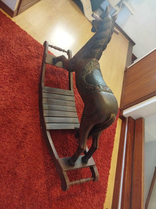 Cavalo de baloiço em madeira lacada