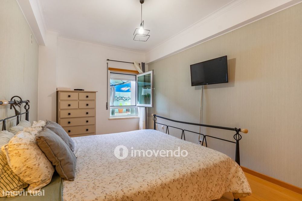 Apartamento T2 com estacionamento e terraço, em Vialonga