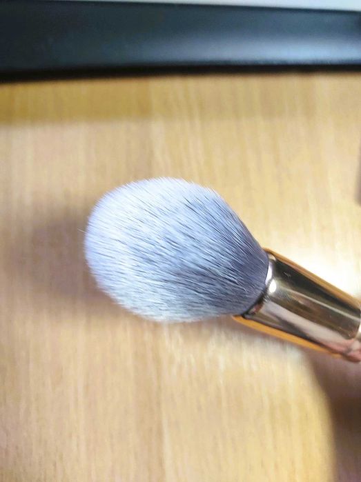 Набір косметичних продуктів, пензлик, хайлайтер, тіні