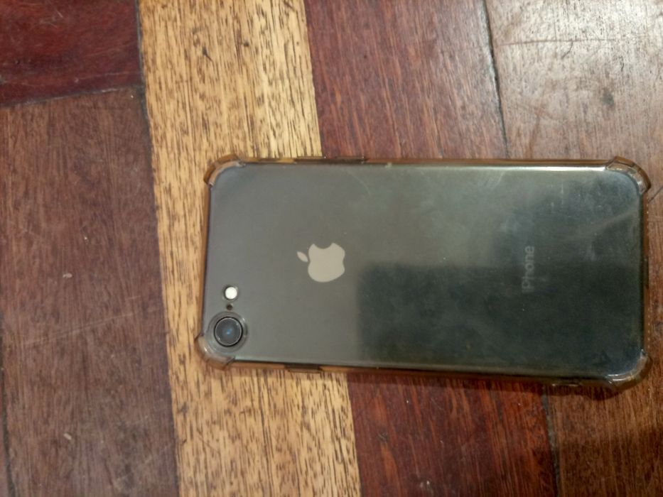 Продам айфон 8 .