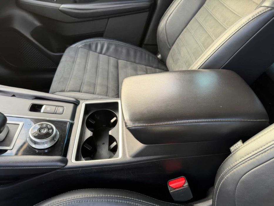 Mitsubishi Outlander      2023