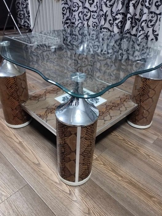 Продам столік 75 на 75см.