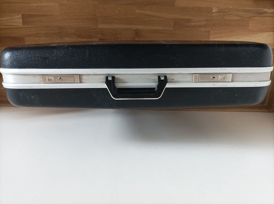 Діпломат зручний місткий