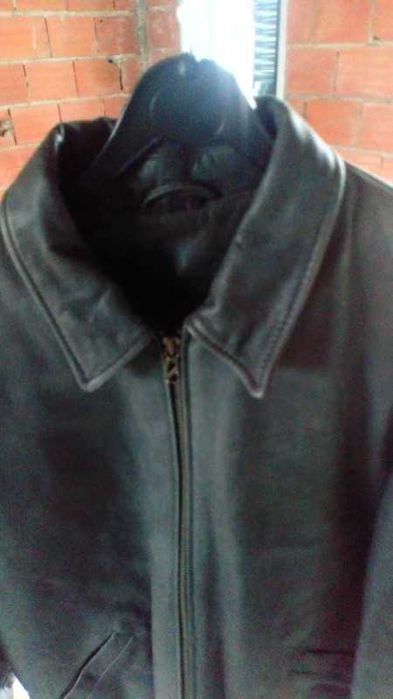 Blusão preto de cabedal