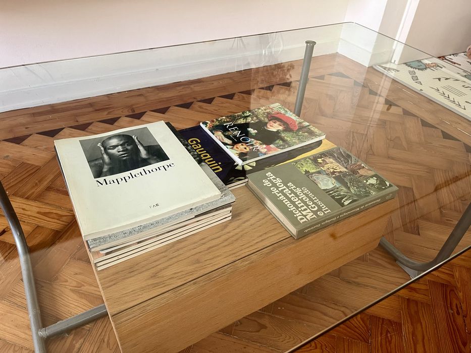 Mesa de centro vintage em madeira e vidro – 130 × 75 cm