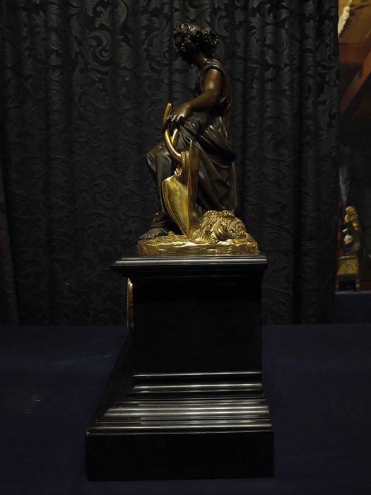 Francuski zegar kominkowy, brąz patynowany i złocony, na marmurze