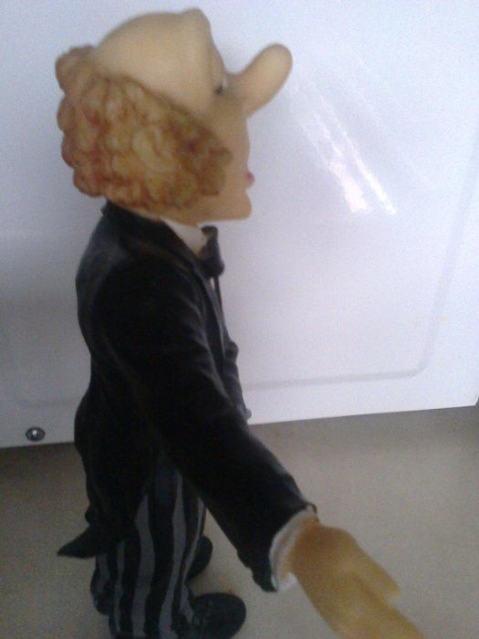 Vendo boneco mordomo em marfinite muito bonito novo
