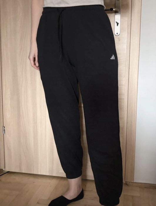 Czarne spodnie sportowe dresowe dresy Adidas