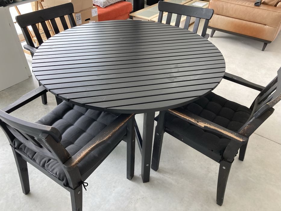 Conjunto mesa redonda e quatro cadeiras pretas exterior