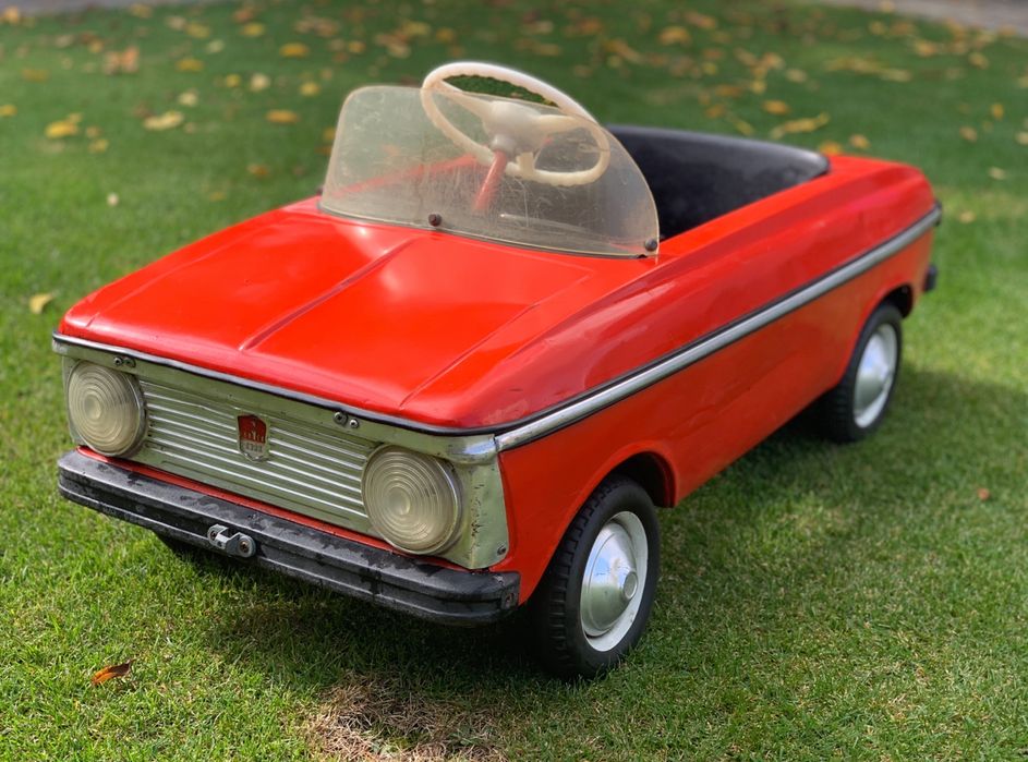 Moskwicz auto na pedały zabawka z PRL
