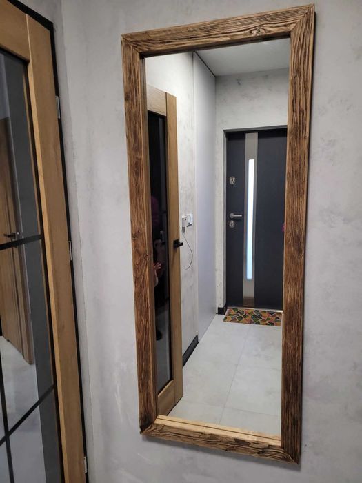 Lustro w ramie z drewna