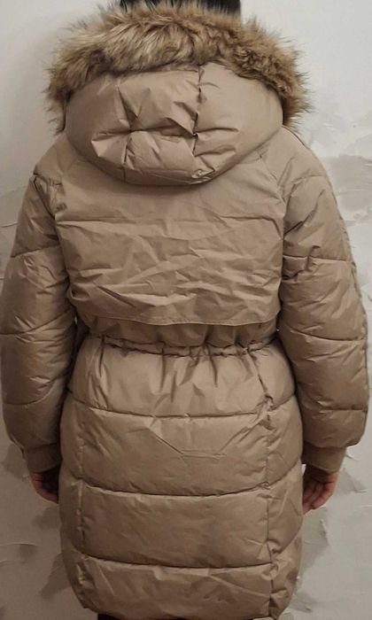 Пуховик-куртказ капішоном.