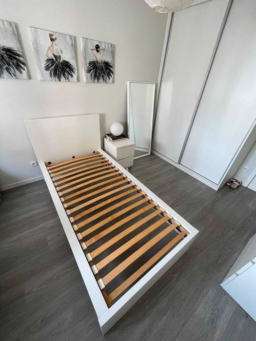 Cama de solteiro Ikea com estrado.