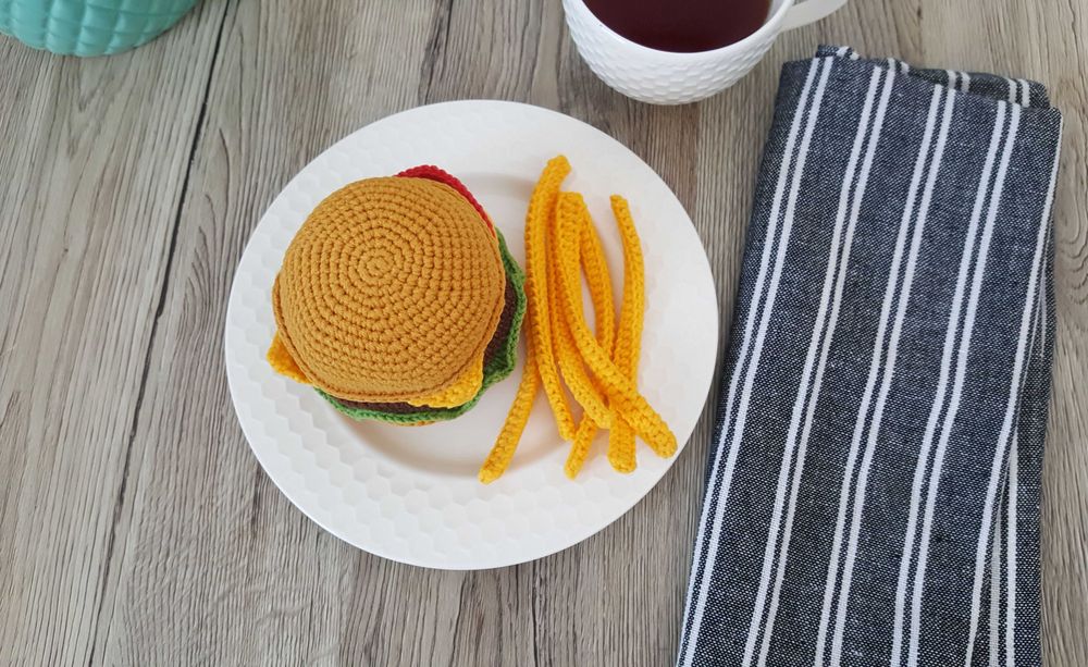 Szydełkowy burger z frytkami plus pizza gratis, wyprzedaż