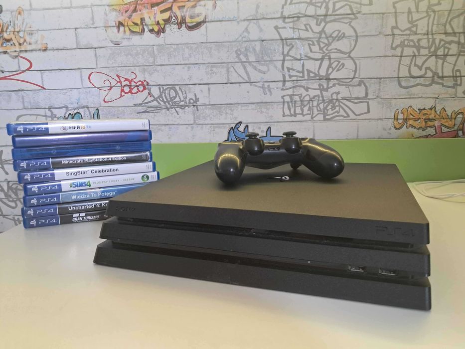Konsola PS4 Pro 1TB + Pad + Gry