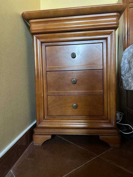 Mesas de cabeceira em cerejeira maciça, modelo Luis Filipe