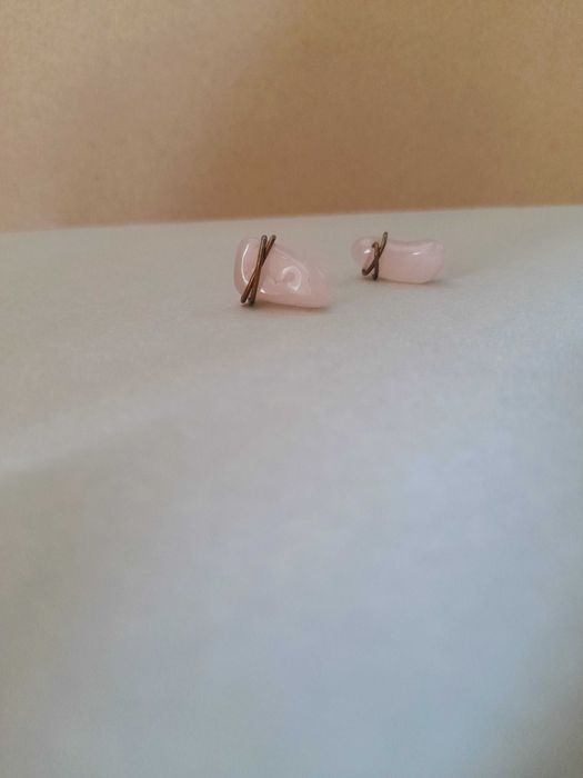 Brincos stud de quartzo rosa natural