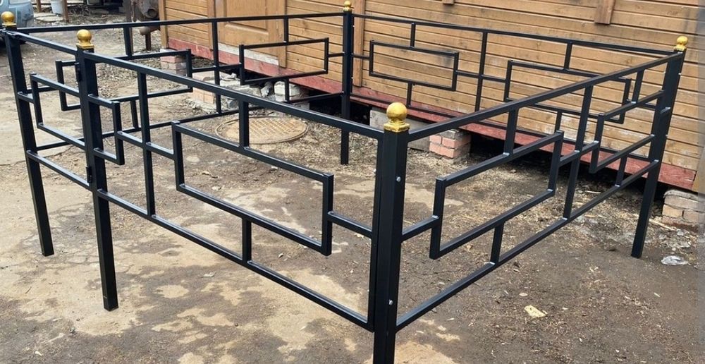 Оградки на кладбище. Лавочки. Столы из металла.