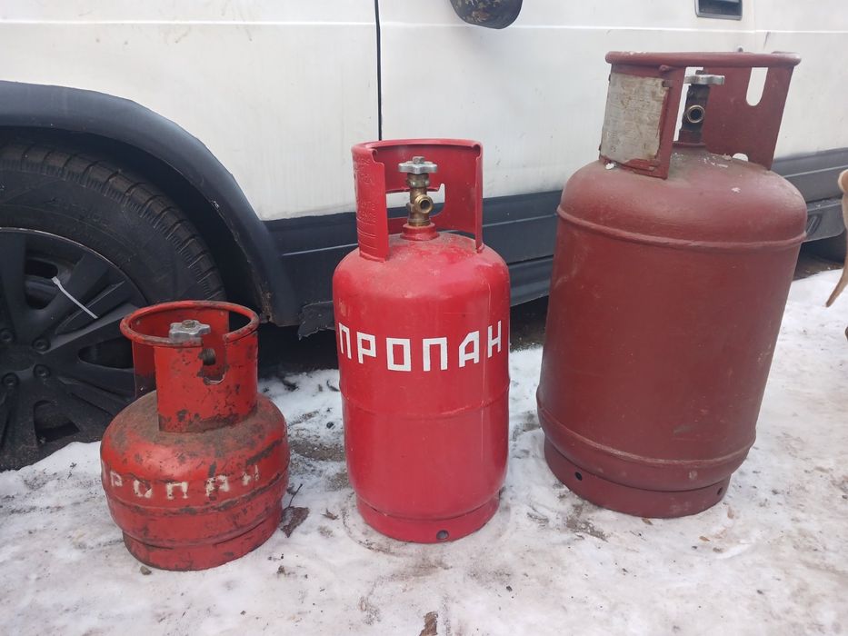 Не большой Газовый баллон 27  и  5 л есть Редуктор шланга для печки