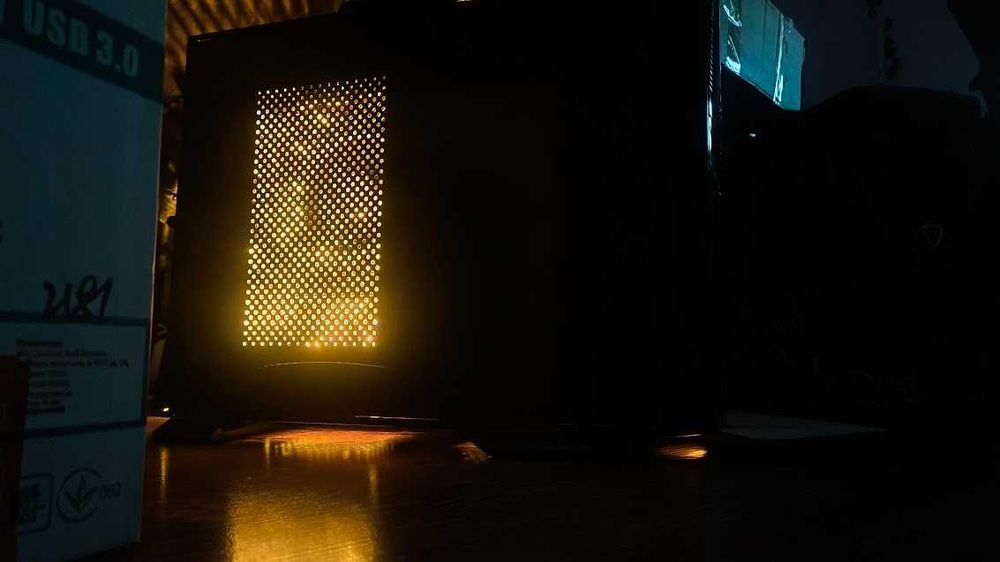 Компактний ігровий ПК з підсвіткою Ryzen 3 3200G/Vega 8/SSD 256/Win11