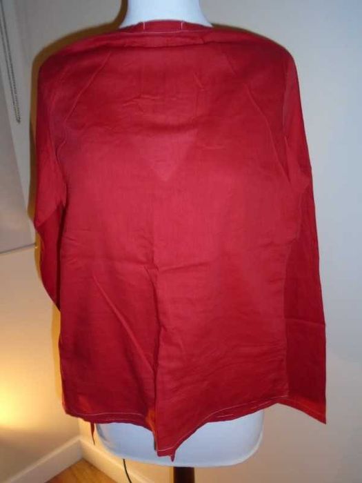Blusa vermelho vivo, com aplique flores