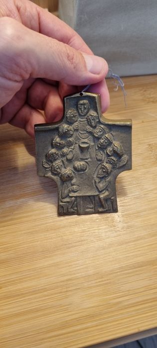 Krzyż z brązu. Płaskorzeźba. Odlew.