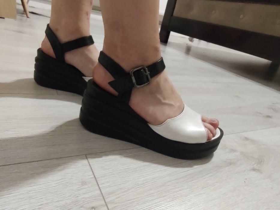 Босоніжки на танкетці