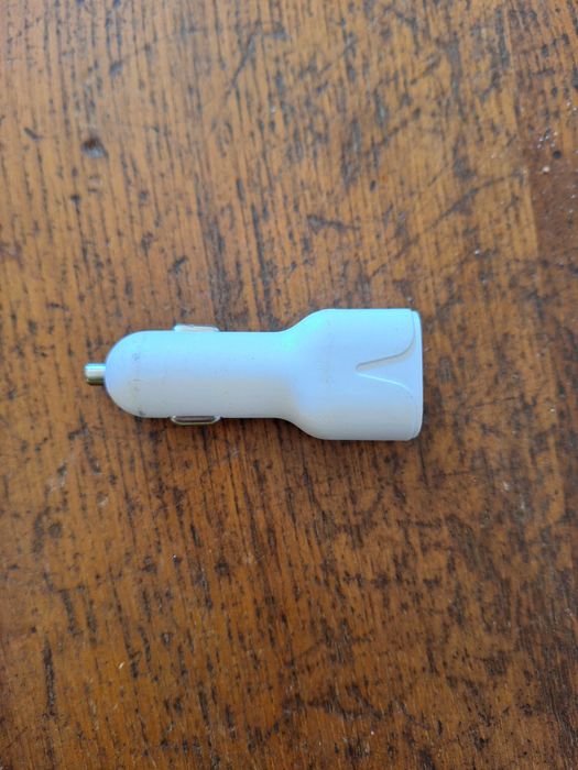 Carregador de isqueiro com porta USB