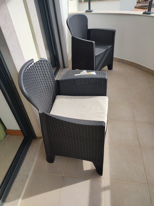 Duas Poltronas or cadeiras exterior com mesa