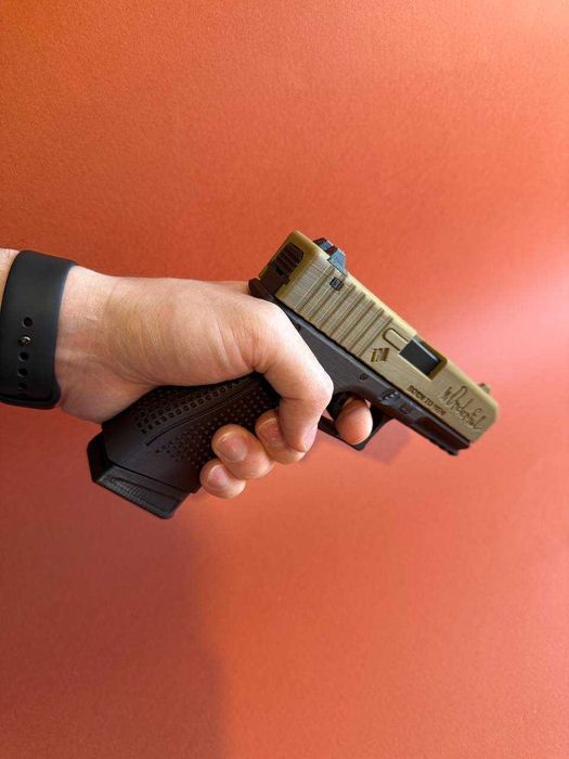 Іграшковий пістолет GLOCK 19 -NAVI - CS GO. Надрукований 3D пластиком. з гравіровкою автографів