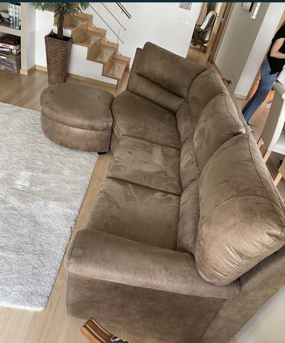 Sofá castanho com chaise longue