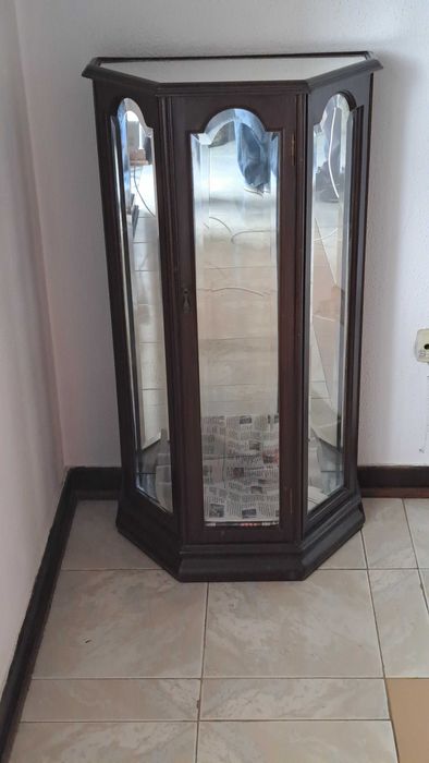 Vitrine espelhada em meio hexagono
