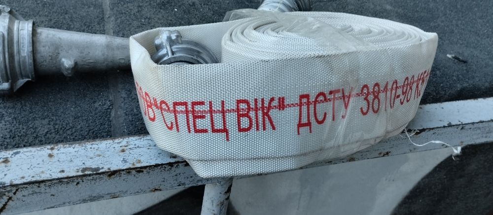 Пожарный рукав с наконечником.