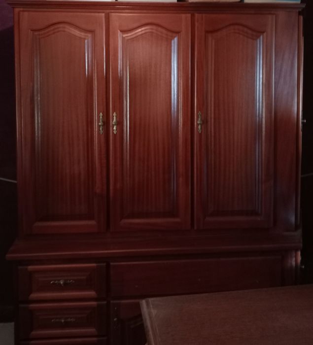 Móvel de cozinha com mesa impecável