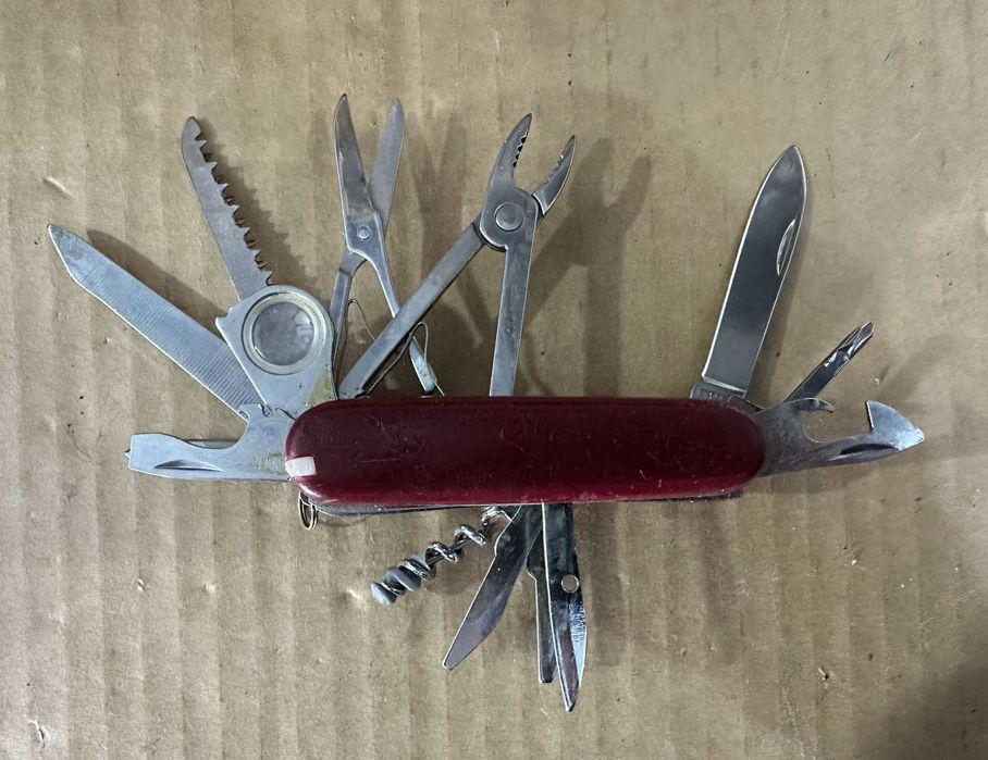 Canivetes Suiços de Várias Marcas