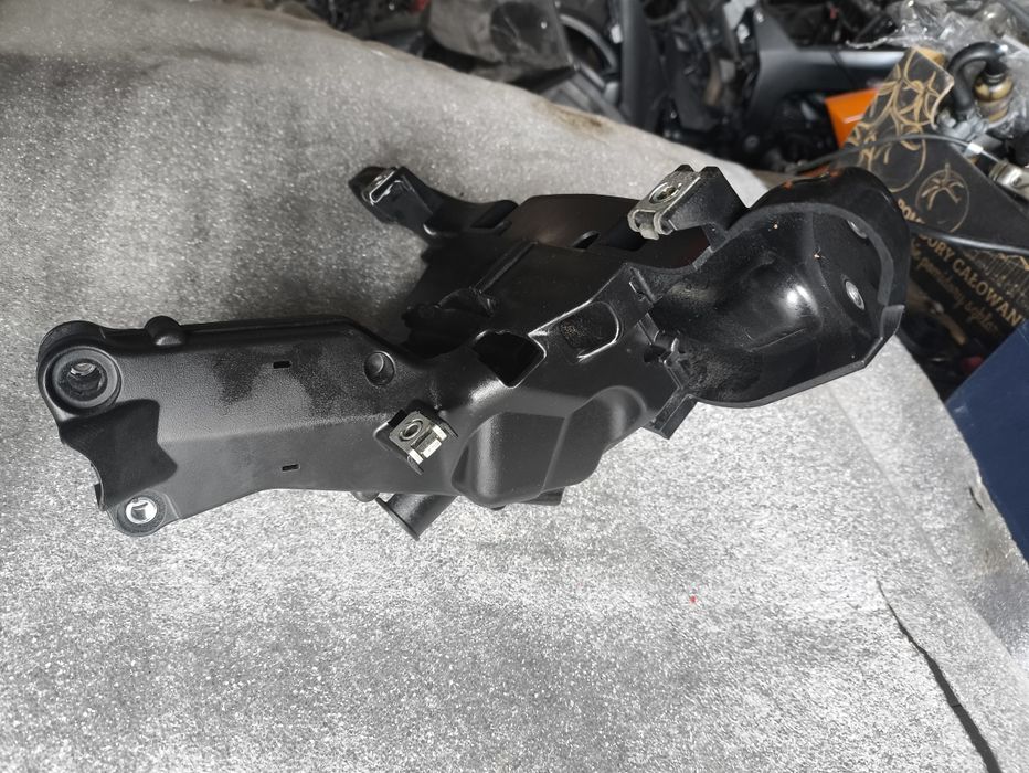 Aprilia rs 125 stelaż czaszy zegarów licznika