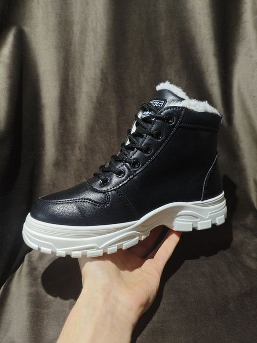 Зимние женские кроссовки размер 39