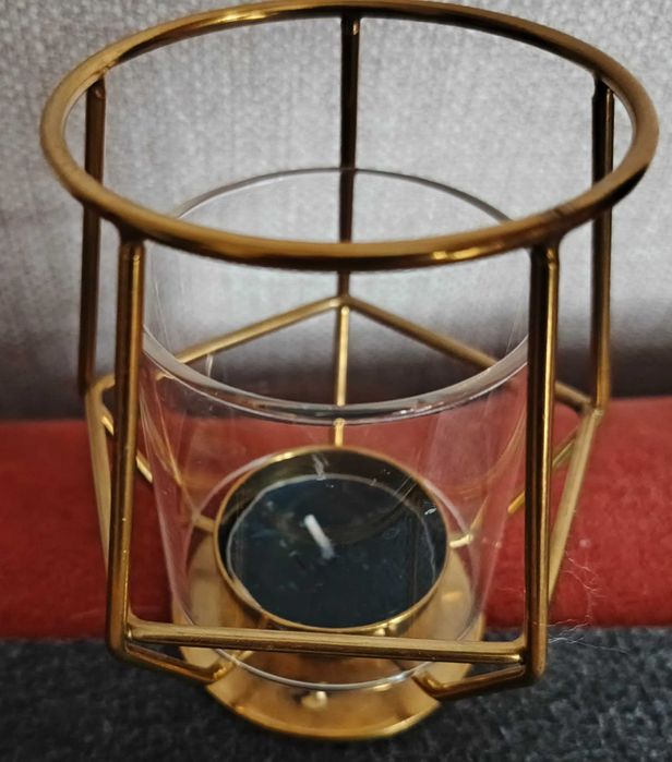 Świecznik na tealighty w kolorze złotym.