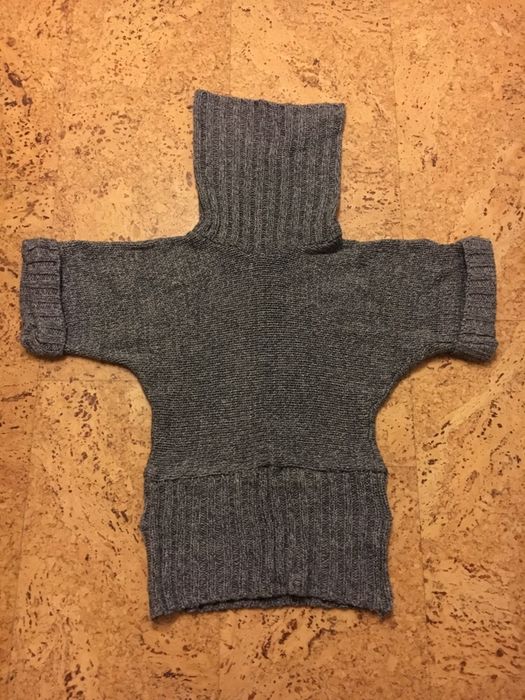 Szary sweter z golfem