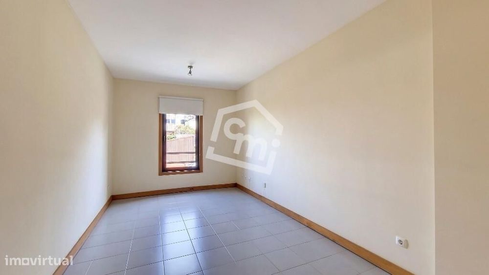 T0 com garagem para arrendamento em Paranhos