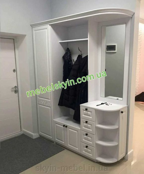 Білий передпокій Беатріс в сучасному класичному стилі